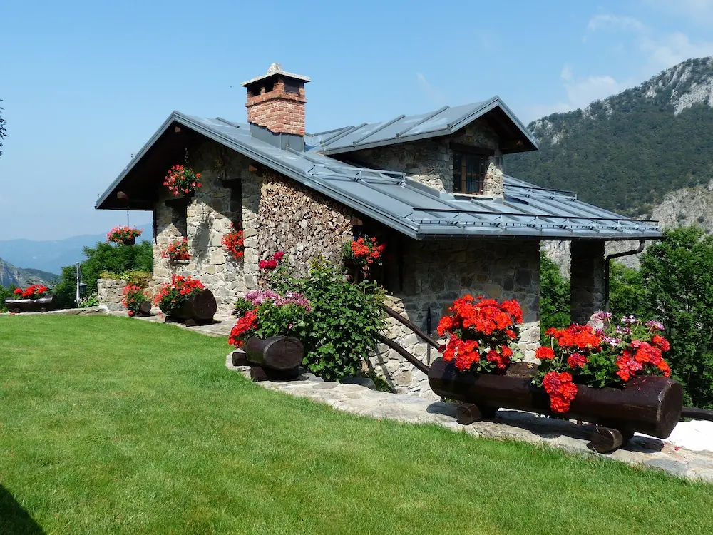 Photographie immobilière extérieure d'une maison en Provence avec lumière naturelle et végétation méditerranéenne